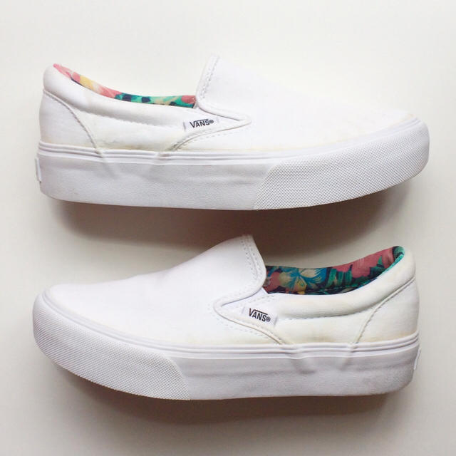 VANS(ヴァンズ)の【kztaka様専用】VANS/ヴァンズ★厚底スリッポン白　38(24cm)  レディースの靴/シューズ(スニーカー)の商品写真