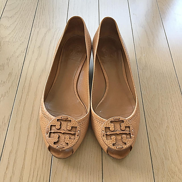 Tory Burch(トリーバーチ)のトリーバーチのベージュのウエッジパンプス レディースの靴/シューズ(サンダル)の商品写真