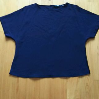 ユニクロ(UNIQLO)の紺色トップス(カットソー(半袖/袖なし))