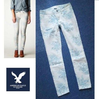 アメリカンイーグル(American Eagle)の美品★アメリカンイーグル★スキニーパンツ白デニム ジーンズ 花柄ホワイト(デニム/ジーンズ)