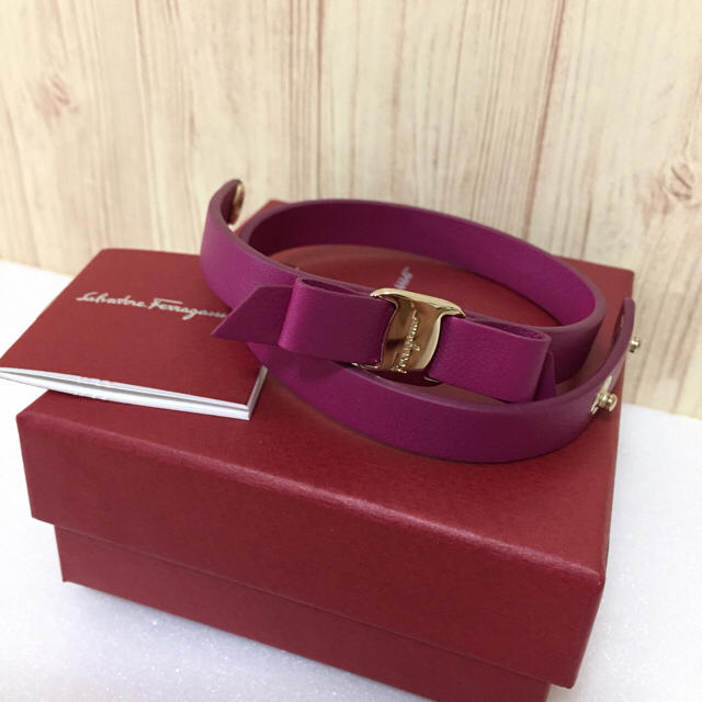 Salvatore Ferragamo(サルヴァトーレフェラガモ)のフェラガモ☆ヴァラ Varaレザーリボン ２巻ブレスレット ピンク 新品☆ レディースのアクセサリー(ブレスレット/バングル)の商品写真