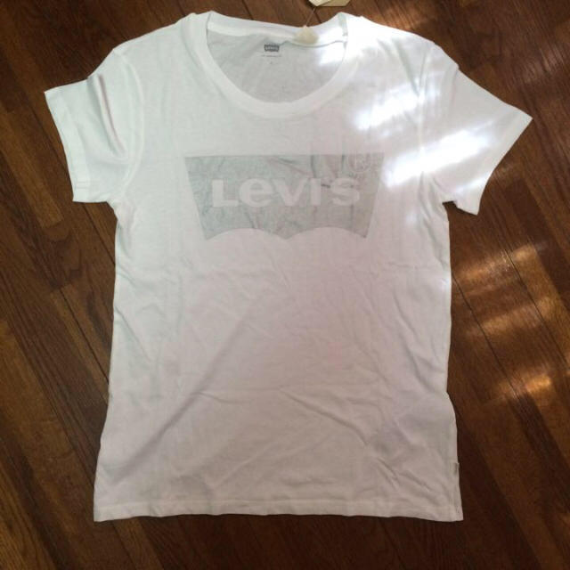 Levi's(リーバイス)の新品 値下 リーバイス tシャツ シルバー レディース レディースのトップス(Tシャツ(半袖/袖なし))の商品写真