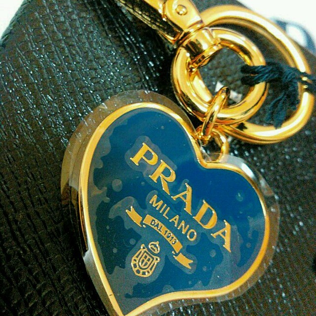 PRADA(プラダ)のよっちゃん様専用☆【新品未使用】PRADA プラダ☆ハート キーホルダー レディースのファッション小物(キーホルダー)の商品写真