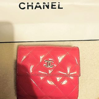 シャネル(CHANEL)のchanel 折財布 エナメル ピンク シャネル(財布)