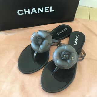 シャネル(CHANEL)のCHANEL カメリアサンダル 黒 37(サンダル)