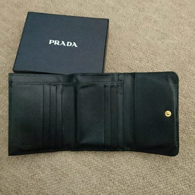 美品✨箱ギャラ付き✨PRADA 三つ折り財布　がま口　レザー　水色　ライトブルー