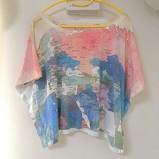 アッシュペーフランス(H.P.FRANCE)のねこ目様 ライチ 世界地図 tシャツ(Tシャツ(半袖/袖なし))