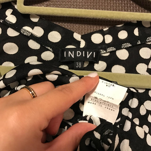 INDIVI(インディヴィ)のINDIVI Vネック ドット ベルスリーブブラウス ブラック×ホワイト 38 レディースのトップス(シャツ/ブラウス(長袖/七分))の商品写真