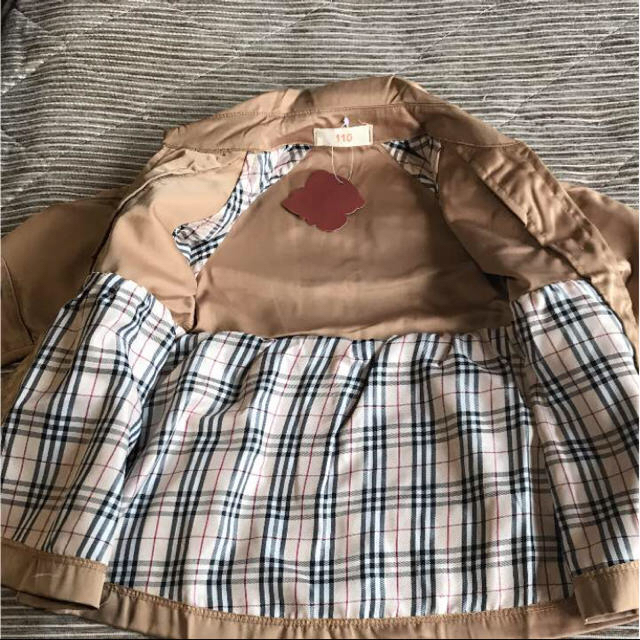 新品 子供用トレンチコート 100㎝ キッズ/ベビー/マタニティのキッズ服女の子用(90cm~)(コート)の商品写真