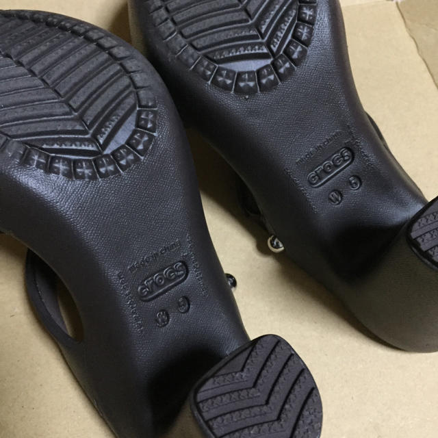 crocs(クロックス)のKOKO様専用クロックス サンダル 綺麗です。 レディースの靴/シューズ(サンダル)の商品写真