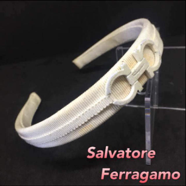 Salvatore Ferragamo(サルヴァトーレフェラガモ)の【鑑定済】Salvatore Ferragamo カチューシャ★　ガンチーニ　白 レディースのヘアアクセサリー(カチューシャ)の商品写真