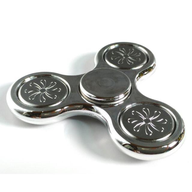 ハンドスピナー メタリックシルバー Hand Spinner 限定【レア新品】 エンタメ/ホビーのおもちゃ/ぬいぐるみ(その他)の商品写真