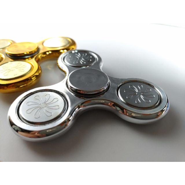 ハンドスピナー メタリックシルバー Hand Spinner 限定【レア新品】 エンタメ/ホビーのおもちゃ/ぬいぐるみ(その他)の商品写真