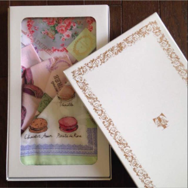 LADUREE(ラデュレ)のLADUREE(ラデュレ) ハンカチ 新品 レディースのファッション小物(ハンカチ)の商品写真