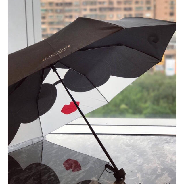 Alice+Olivia(アリスアンドオリビア)のAlice + Olivia 晴雨兼用 折りたたみ傘 VOGUE  台湾限定 レディースのファッション小物(傘)の商品写真