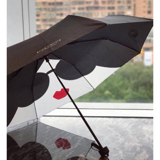 アリスアンドオリビア(Alice+Olivia)のAlice + Olivia 晴雨兼用 折りたたみ傘 VOGUE  台湾限定(傘)