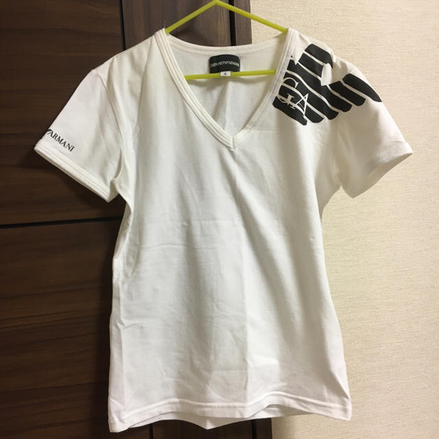 Emporio Armani(エンポリオアルマーニ)のエンポリオアルマーニ  白 Vネックシャツ レディースのトップス(Tシャツ(半袖/袖なし))の商品写真