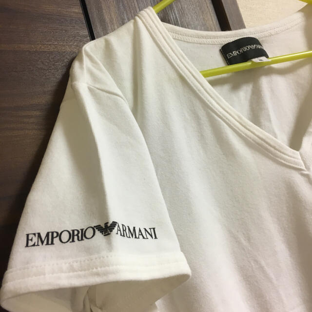 Emporio Armani(エンポリオアルマーニ)のエンポリオアルマーニ  白 Vネックシャツ レディースのトップス(Tシャツ(半袖/袖なし))の商品写真