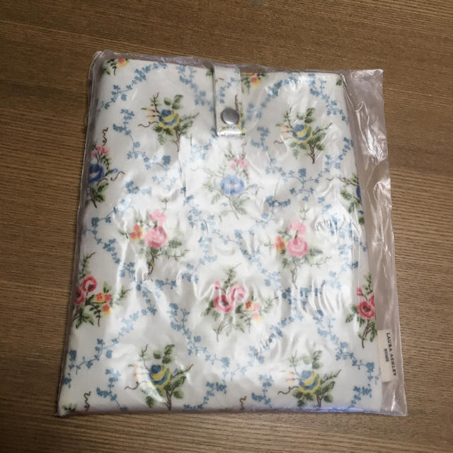 LAURA ASHLEY(ローラアシュレイ)のLAURA ASHLEY オムツ替えシート 未開封 キッズ/ベビー/マタニティのおむつ/トイレ用品(おむつ替えマット)の商品写真