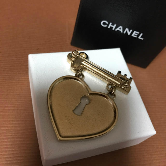 CHANEL(シャネル)の正規品 CHANEL シャネル ハート ブローチ レディースのアクセサリー(ブローチ/コサージュ)の商品写真