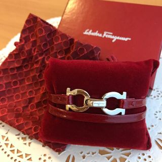 サルヴァトーレフェラガモ(Salvatore Ferragamo)の【未使用】フェラガモ♡ブレスレット/ バングル＊ガンチーニ＊赤(ブレスレット/バングル)