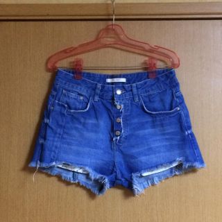 ザラ(ZARA)のZARA TRAFIC 刺繍 クラッシュ デニム ショートパンツ ザラ(ショートパンツ)