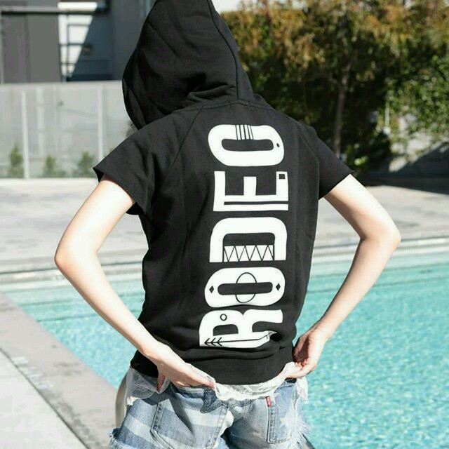 RODEO CROWNS(ロデオクラウンズ)の新品✩RODEO CROWNS*バックロゴ半袖スウェットパーカー レディースのトップス(Tシャツ(半袖/袖なし))の商品写真