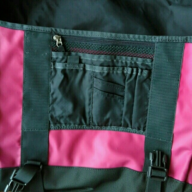 THE NORTH FACE(ザノースフェイス)のノースフェイス☆メッセンジャーバッグMサイズ☆ピンク レディースのバッグ(メッセンジャーバッグ)の商品写真