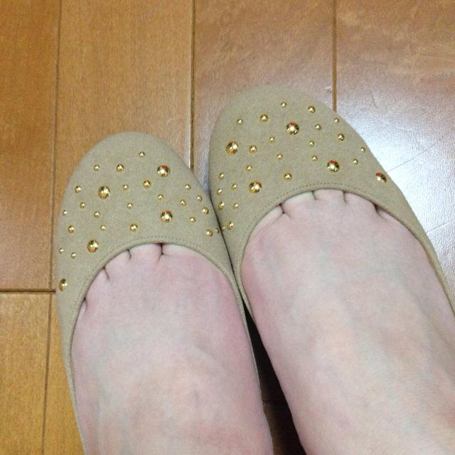 ベージュ☆スタッズ付きフラットシューズ レディースの靴/シューズ(ハイヒール/パンプス)の商品写真