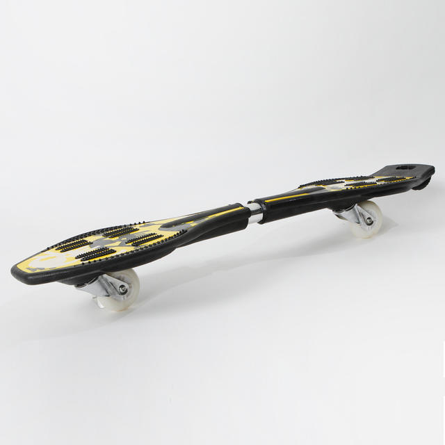 送料込 スケートボード デッキ  ESS ボード 骸骨 イエロー スポーツ/アウトドアのスポーツ/アウトドア その他(スケートボード)の商品写真