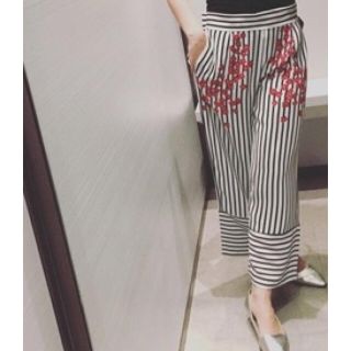 ザラ(ZARA)のZARA フラワープリントストライプPT(カジュアルパンツ)