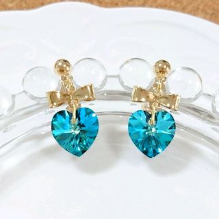 スワロフスキー(SWAROVSKI)のハートのスワロフスキーリボンピアス(バミューダ)(ピアス)