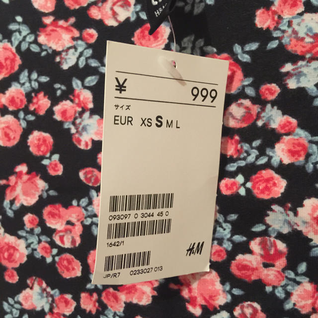 H&M(エイチアンドエム)のH&M新品ショート丈カットソー花柄TシャツS レディースのトップス(カットソー(半袖/袖なし))の商品写真