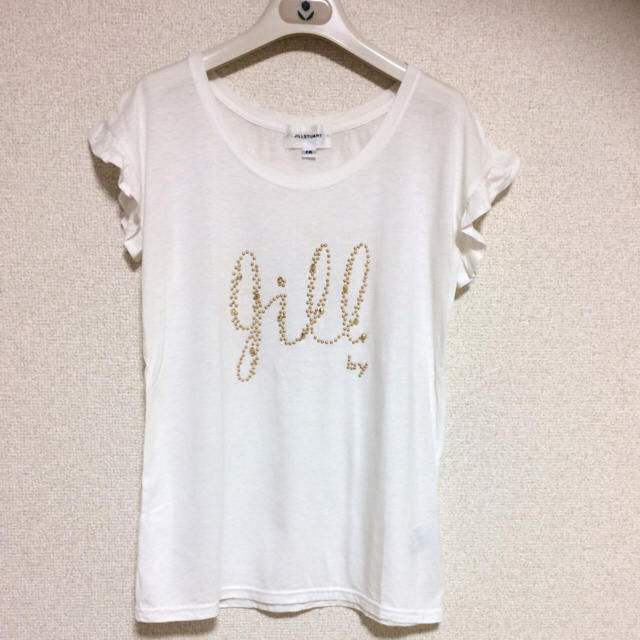 JILL by JILLSTUART(ジルバイジルスチュアート)の【ほぼ未使用・美品♡】ジルバイ☆白ゴールドビーズロゴ 袖口フリルTシャツ レディースのトップス(Tシャツ(半袖/袖なし))の商品写真