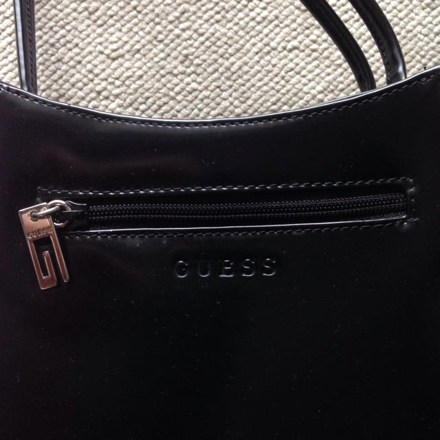 GUESS(ゲス)のGUESS ミニエナメル バッグ レディースのバッグ(ハンドバッグ)の商品写真