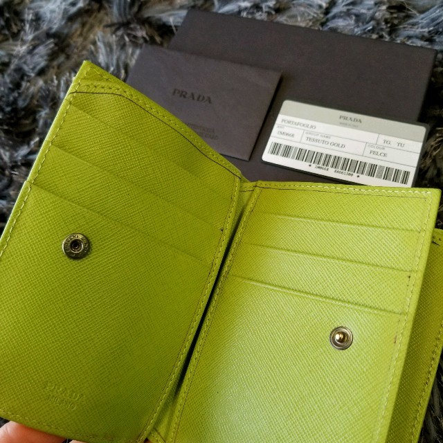 PRADA(プラダ)のPRADA　二つ折り財布 レディースのファッション小物(財布)の商品写真