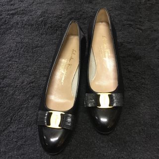 サルヴァトーレフェラガモ(Salvatore Ferragamo)のサルヴァトーレフェラガモ リボンパンプス(ハイヒール/パンプス)