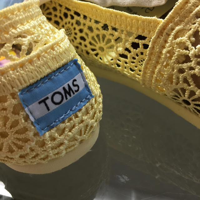 TOMS(トムズ)のトムズ TOMS クラッシェ レモンイエロー 未使用品 レディースの靴/シューズ(スリッポン/モカシン)の商品写真