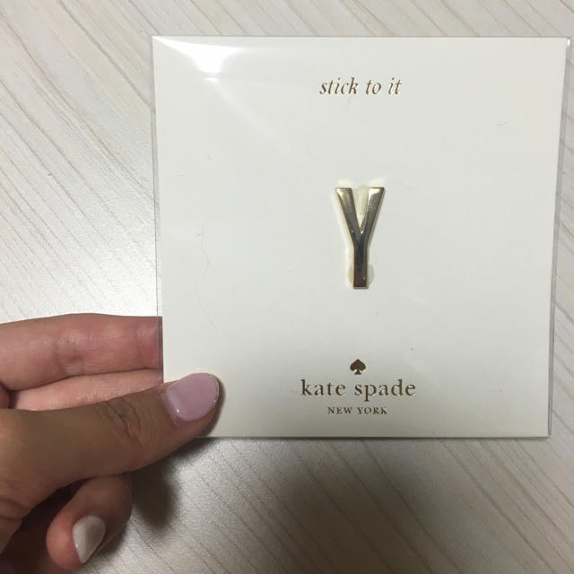 kate spade new york(ケイトスペードニューヨーク)のケイトスペード イニシャル ステッカー レディースのバッグ(ハンドバッグ)の商品写真