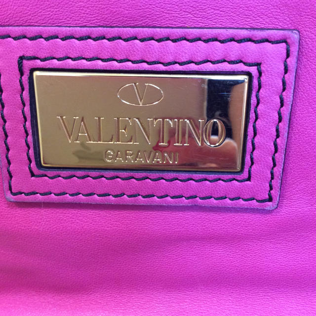 valentino garavani(ヴァレンティノガラヴァーニ)の【VALENTINO】レザーフラワーモチーフバック❤️状態良好のお買い得品‼️ レディースのバッグ(トートバッグ)の商品写真