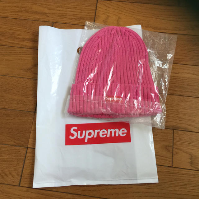 Supreme(シュプリーム)のシュプリーム ビーニー ピンク メンズの帽子(ニット帽/ビーニー)の商品写真