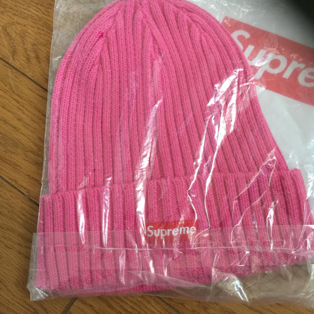 Supreme(シュプリーム)のシュプリーム ビーニー ピンク メンズの帽子(ニット帽/ビーニー)の商品写真