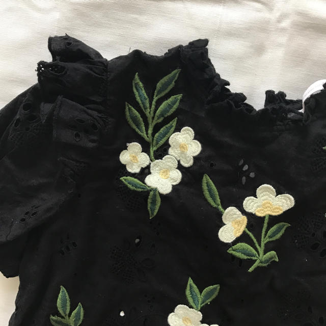 ZARA(ザラ)の新品❤︎ ZARA お花刺繍バッグリボンブラウス レディースのトップス(シャツ/ブラウス(半袖/袖なし))の商品写真