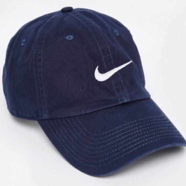 NIKE(ナイキ)の海外モデル★新品！NIKE★ナイキswooshロゴキャップ 紺 レディースの帽子(キャップ)の商品写真