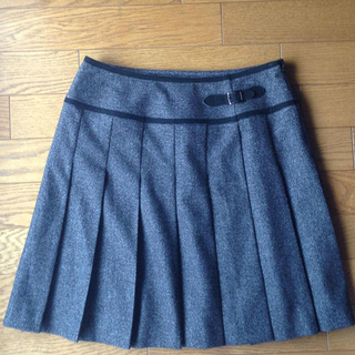 エニィスィス(anySiS)のグレーのプリーツスカート(ひざ丈スカート)