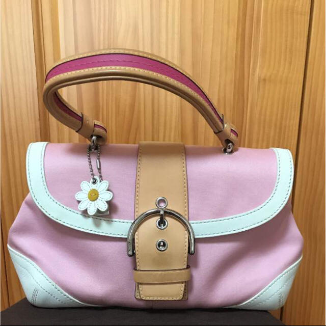 COACH - 美品 コーチ ピンクハンドバッグ フラワーチャーム付きの通販