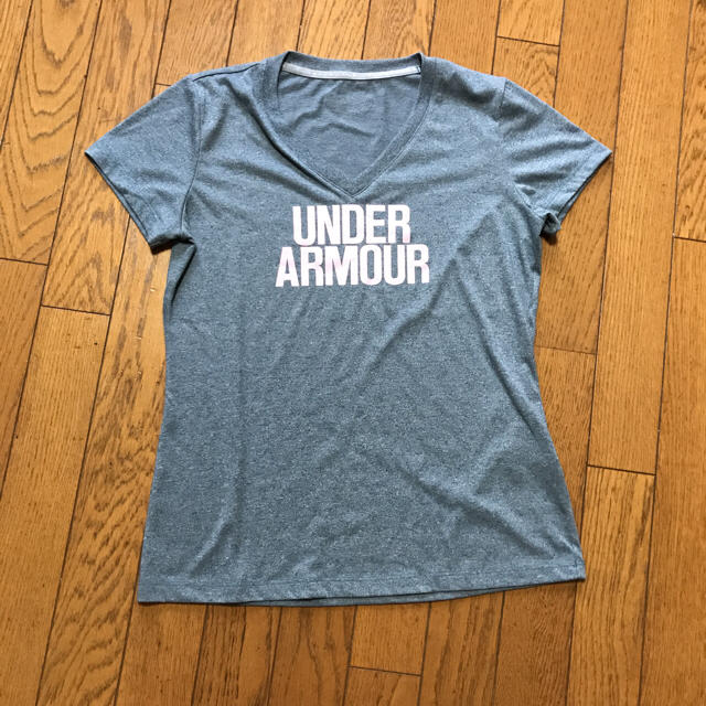 UNDER ARMOUR(アンダーアーマー)のポリエステル100% Ｖネックシャツ レディースのトップス(Tシャツ(半袖/袖なし))の商品写真