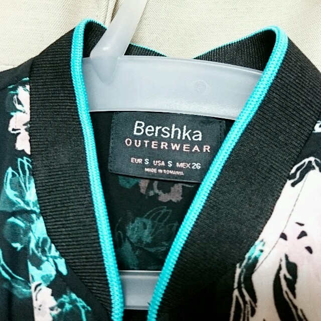 Bershka(ベルシュカ)の【夏用】ブルゾン 大花柄 【bershka】 レディースのジャケット/アウター(ブルゾン)の商品写真