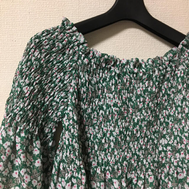 w closet(ダブルクローゼット)のw closet 小花柄シャーリングブラウス レディースのトップス(シャツ/ブラウス(半袖/袖なし))の商品写真