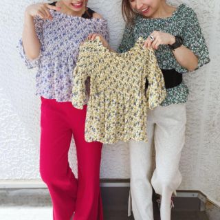 ダブルクローゼット(w closet)のw closet 小花柄シャーリングブラウス(シャツ/ブラウス(半袖/袖なし))